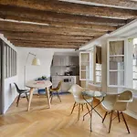 Cosy & Bright Under The Beams On Place Dauphine Id 319