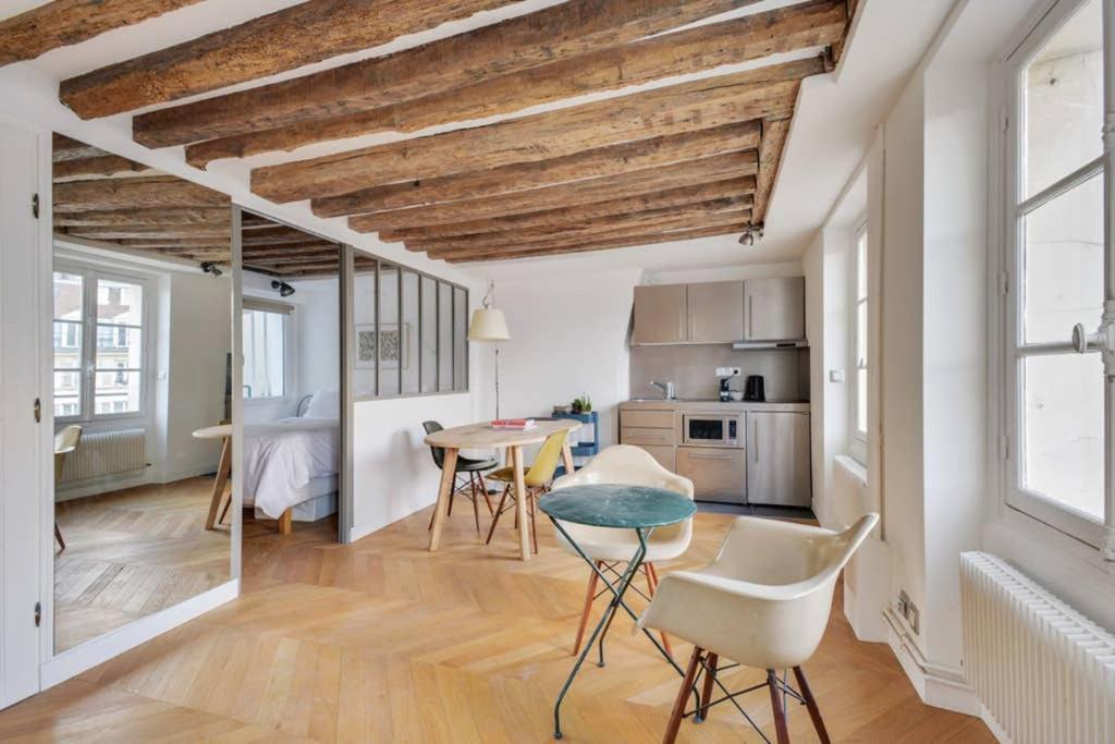 Apartment Cosy & Bright Under The Beams On Place Dauphine Id 319 *