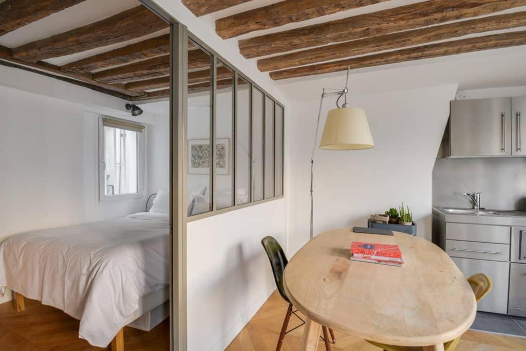 Cosy & Bright Under The Beams On Place Dauphine Id 319 Apartment Paris