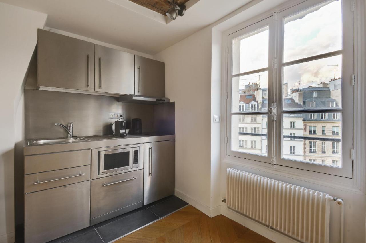 Cosy & Bright Under The Beams On Place Dauphine Id 319 Paris