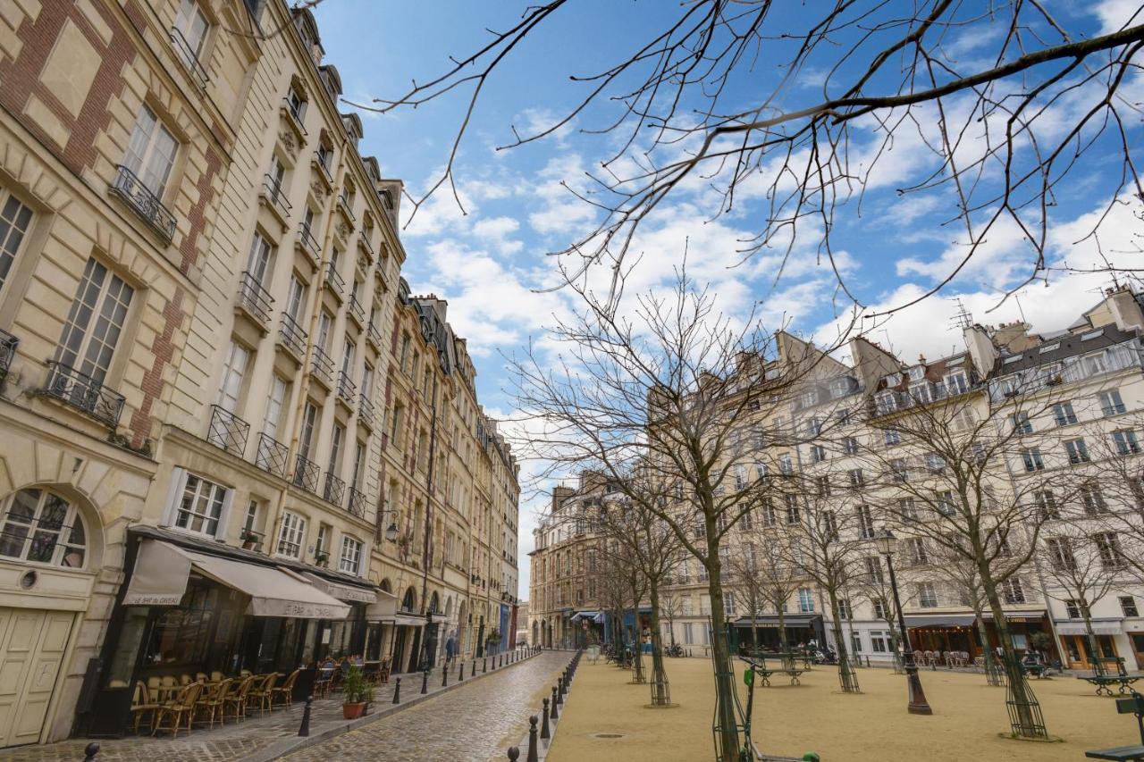 Cosy & Bright Under The Beams On Place Dauphine Id 319 Paris