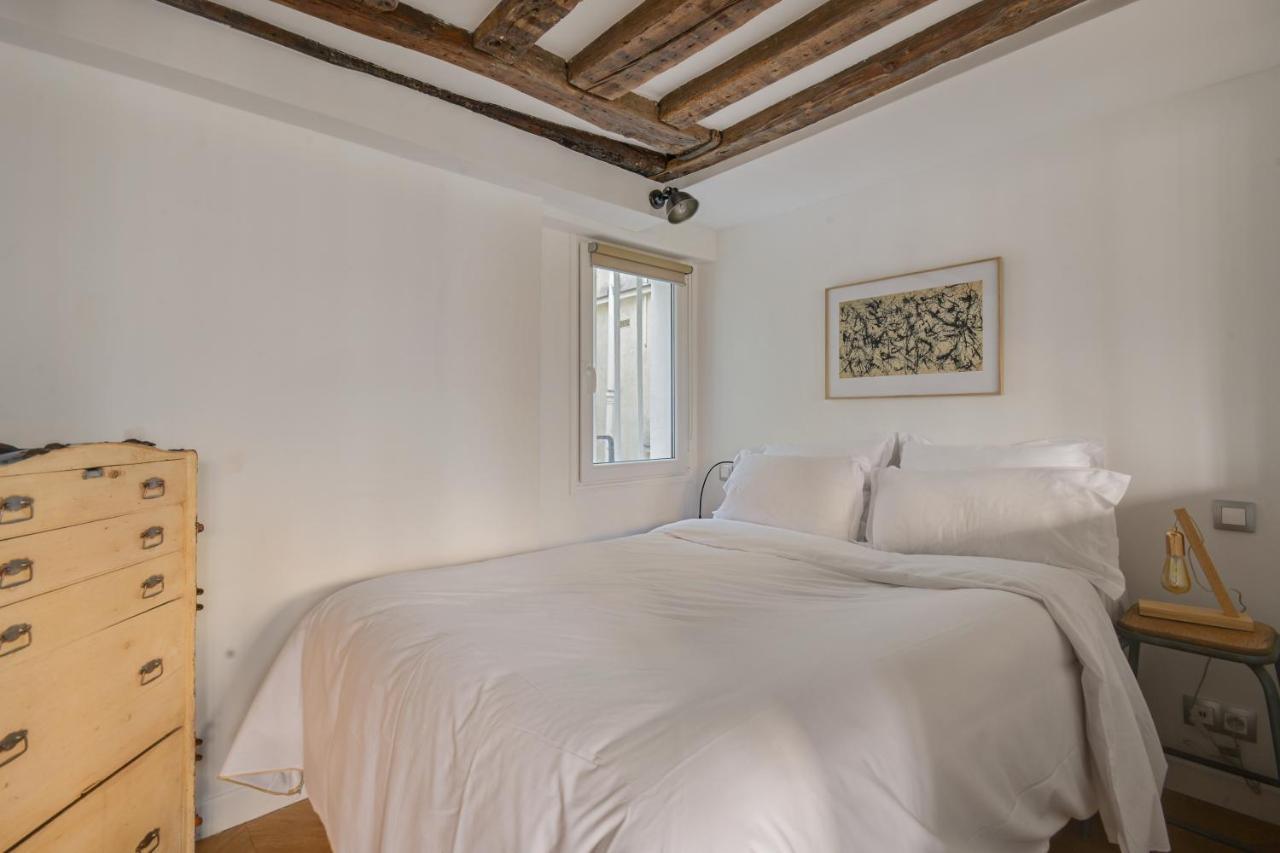 Apartment Cosy & Bright Under The Beams On Place Dauphine Id 319 Paris
