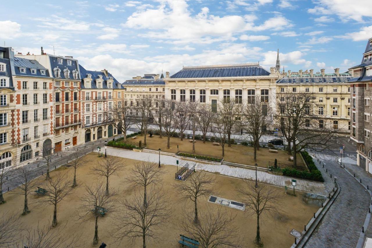 Apartment Cosy & Bright Under The Beams On Place Dauphine Id 319 Paris