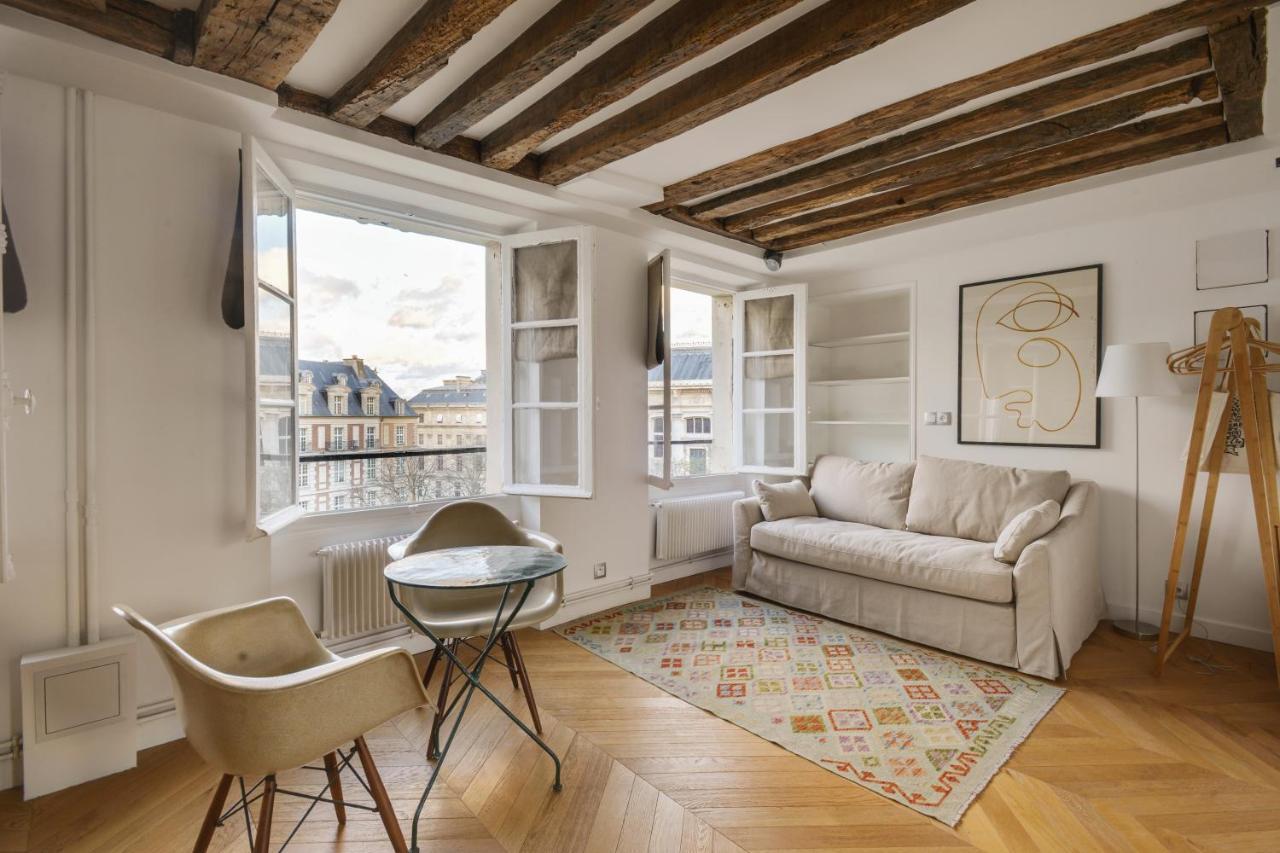 Cosy & Bright Under The Beams On Place Dauphine Id 319 * Paris